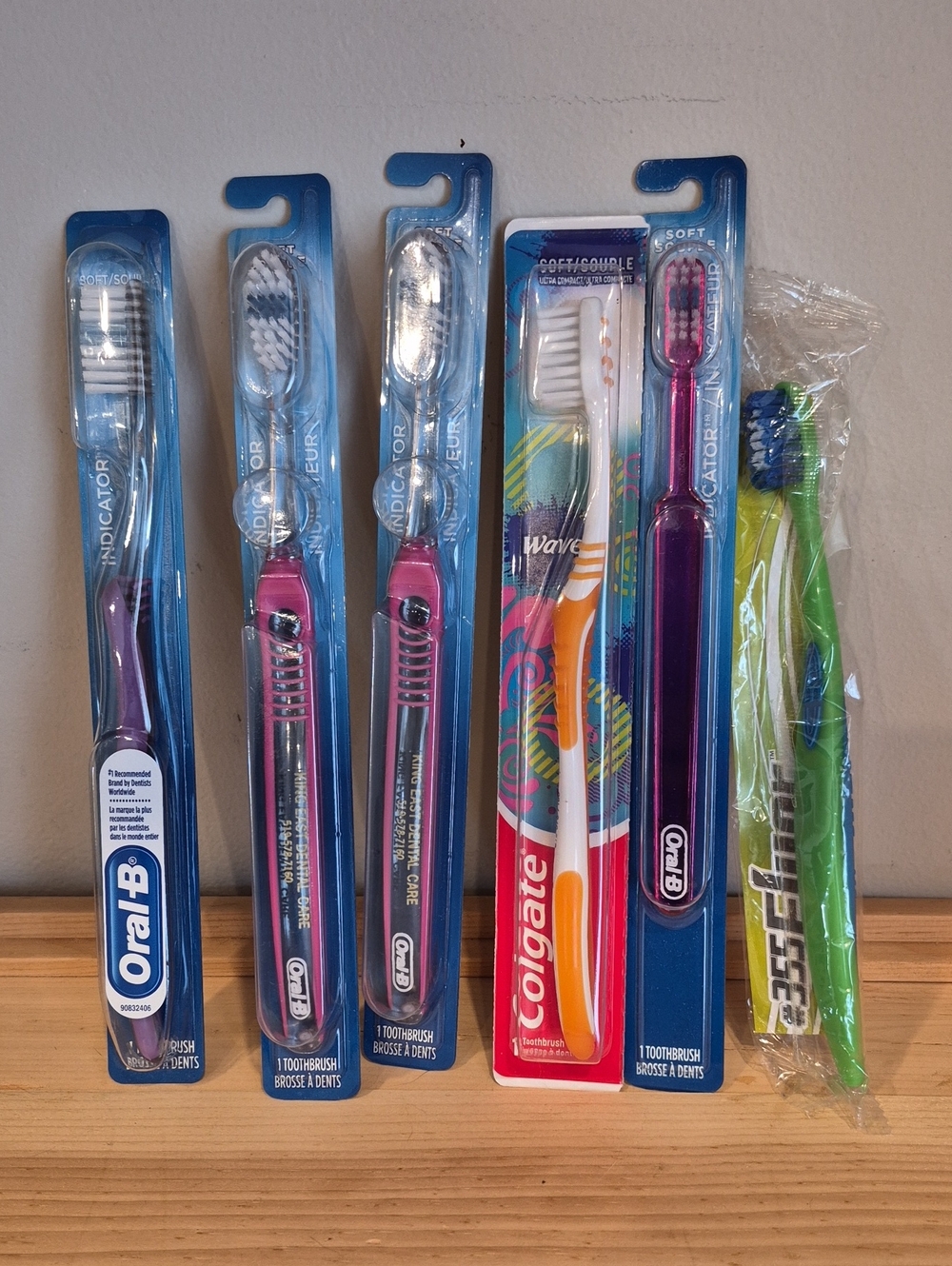 💙6 Pc Assorted Color Toothbrushes BONUS FREE TOOTHPASTE